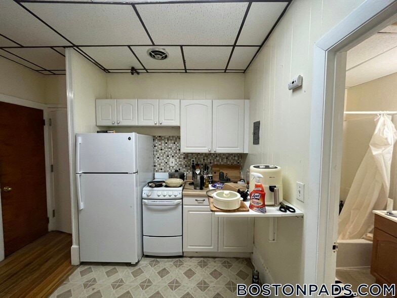 Building Photo - 879 Beacon St