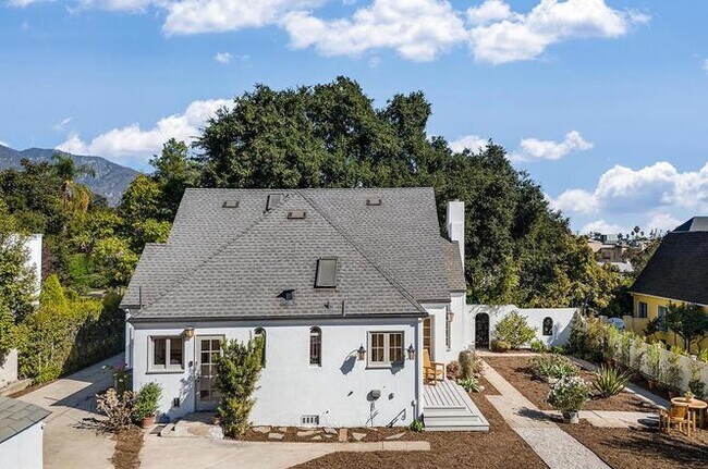 Building Photo - 1401 N Holliston Ave