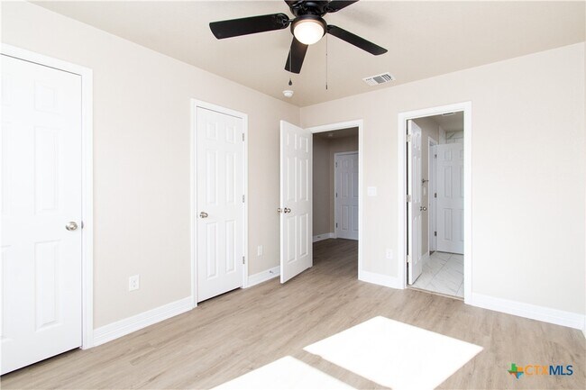 Building Photo - 807 White Meadow Ln