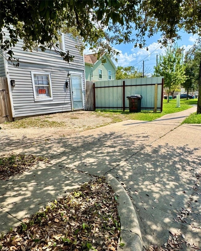Building Photo - 910 N 67th St