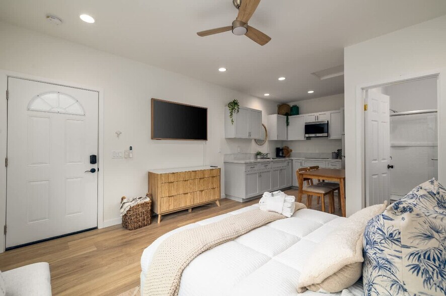 Building Photo - 4646 Robbins St