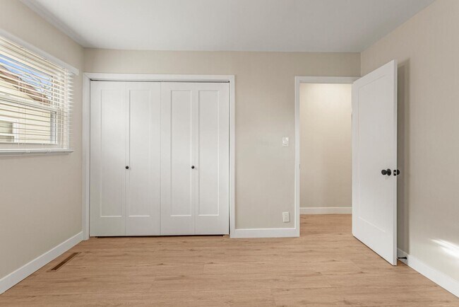 Building Photo - 1710 Crescent Dr