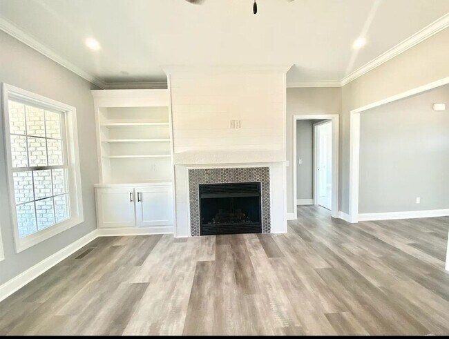 Building Photo - 4 Bed 2 bath with 3 car attached garage