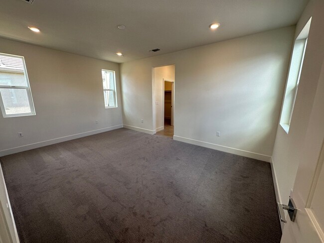 Building Photo - Beautiful 4 Bedroom / 3 Bath River Islands...