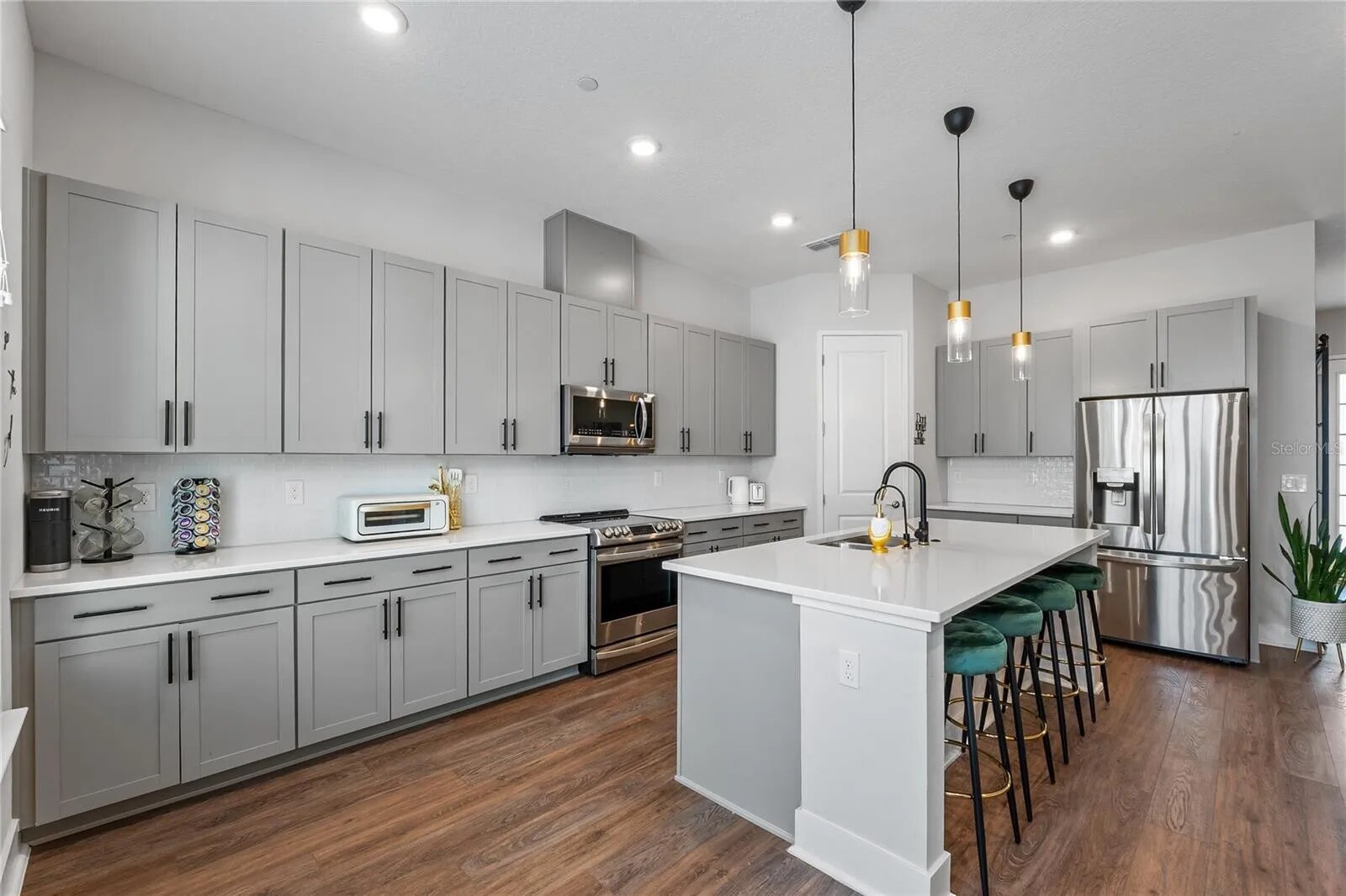 Building Photo - 8427 Modiano St