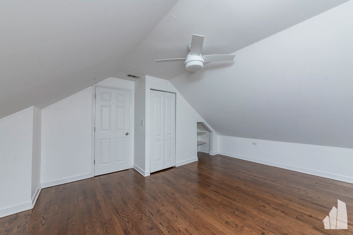 Building Photo - 1426 N Greenview Ave