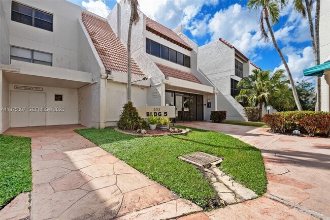 Building Photo - 303 Racquet Club Rd