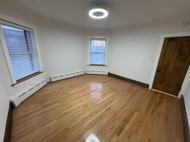 Building Photo - 2437 W North Shore Ave