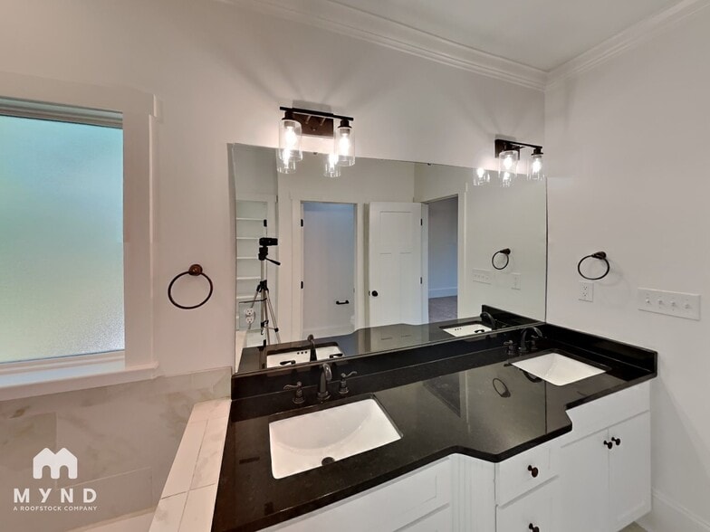 Building Photo - 1837 Umstead St