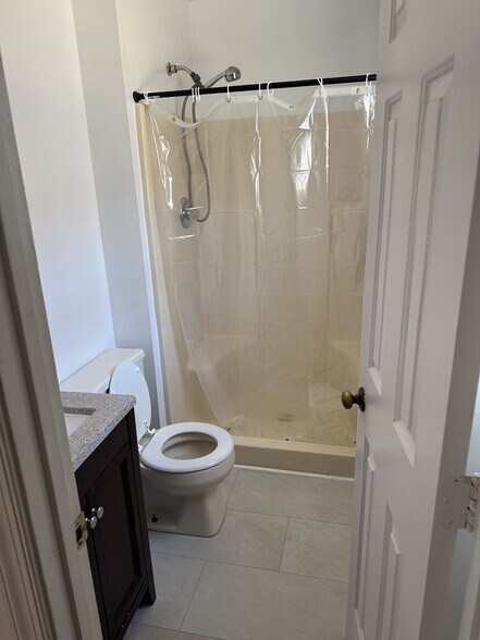 primary bathroom - 5324 Pandoria Ave