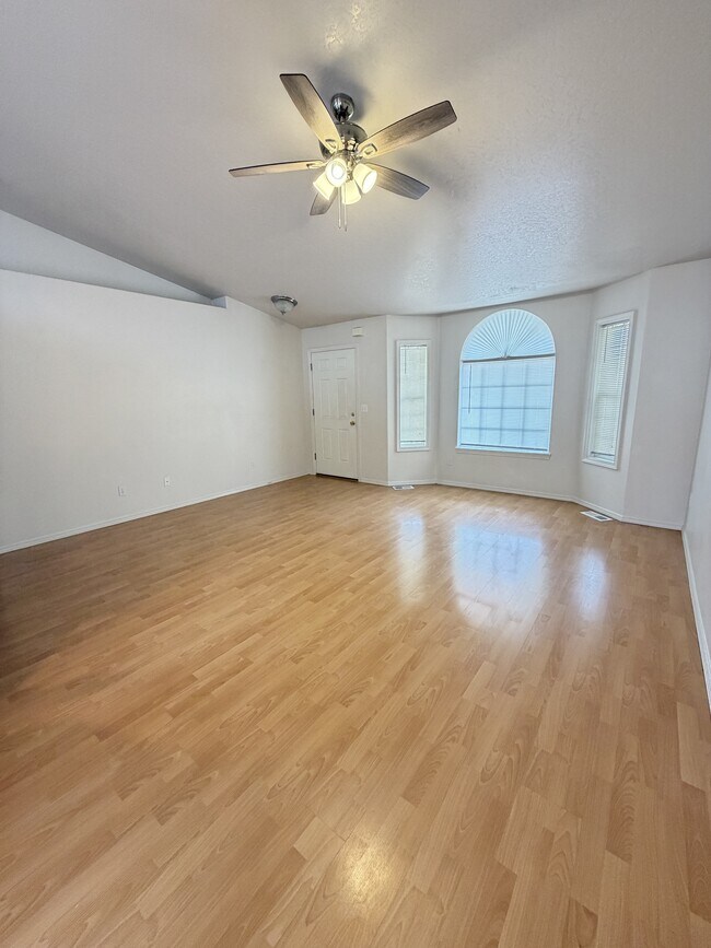 Building Photo - 2067 S Linda Vista Pl