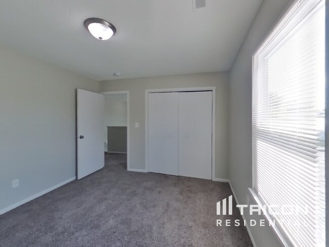 Building Photo - 1401 Thomas Dr