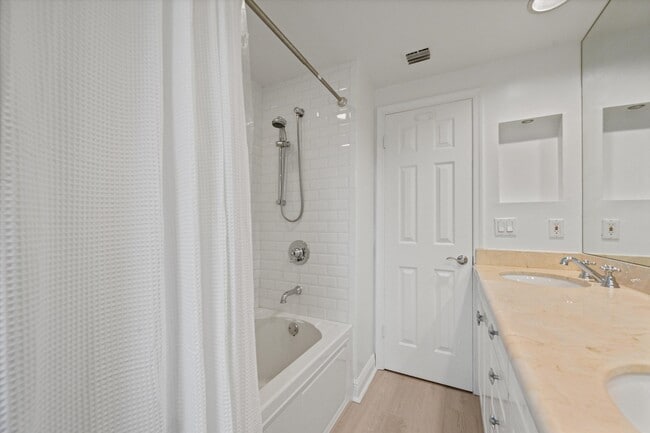 Building Photo - 11842 Pebblewood Dr