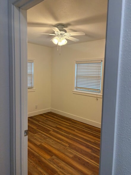 Building Photo - 626 SW Rustic Cir