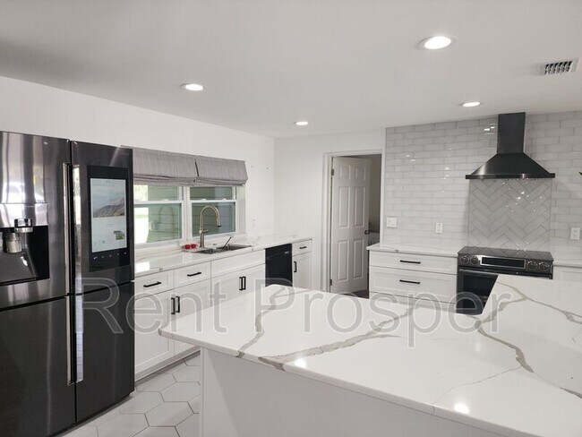 Building Photo - 1130 W Lake Brantley Rd