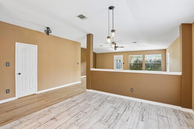Building Photo - 2656 Bradley Ln