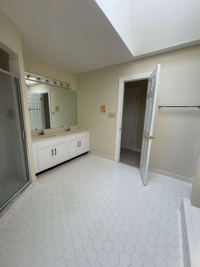 Building Photo - Spacious SF home in Potomac