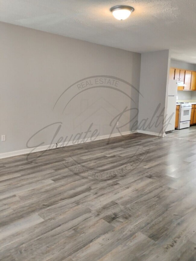 Building Photo - Three Bedroom, Two Level Duplex for Rent!