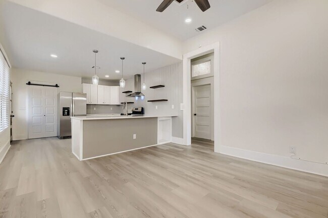 Building Photo - Beautifully Remodeled Dignowity Hills Home | Minutes to The Pearl, Downtown & Parks!