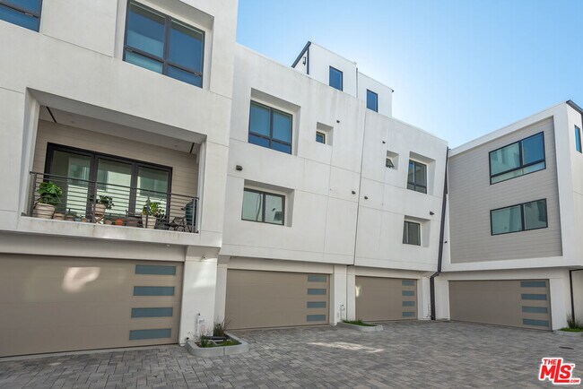 Building Photo - 3232 S Barrington Ave