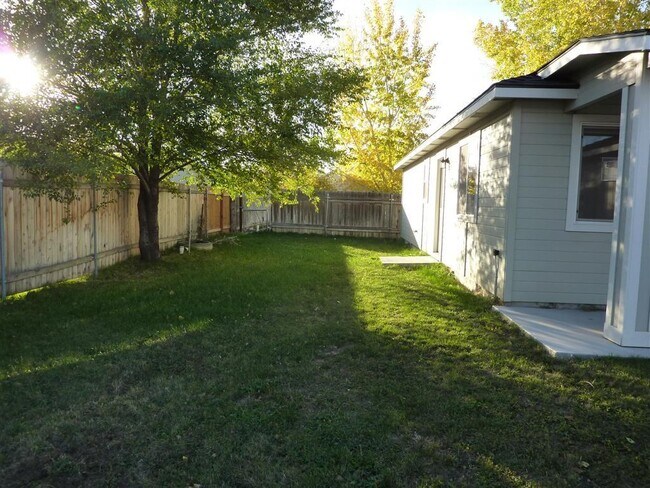Building Photo - Super Private & Great Location