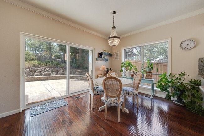Building Photo - Luxury 4BR Home with Pool & Outdoor Kitche...