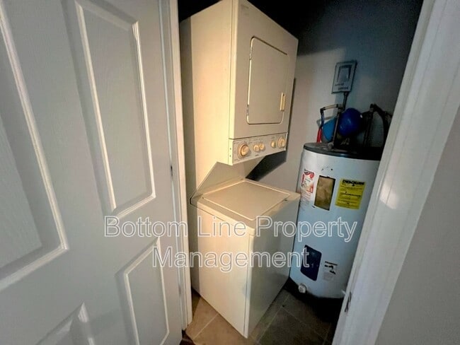 Building Photo - 2633 Kenhill Dr