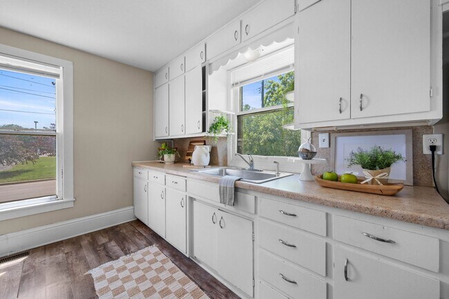 Building Photo - 2 or 3 bed/1 bath house in Indian Hills av...