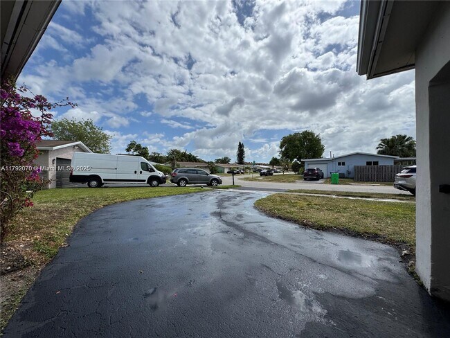 Building Photo - 2631 NW 94th Ave