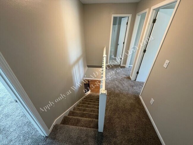 Building Photo - Beautiful Townhome in Olathe-Available NOW!!