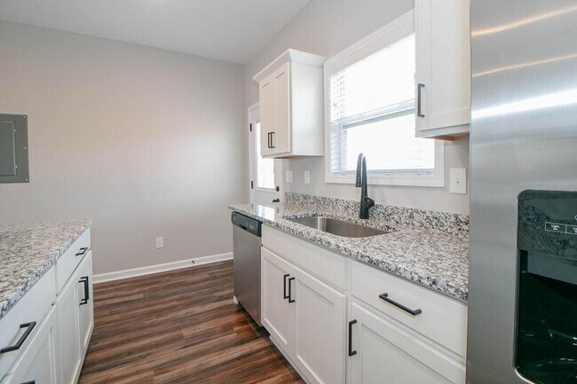 Building Photo - 1115-H2 Hillwood Drive