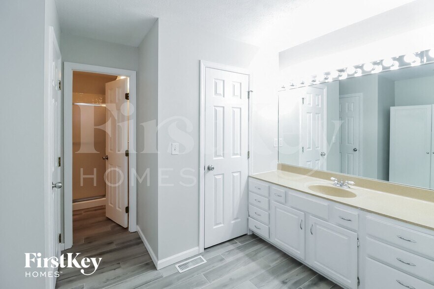 Building Photo - 800 Farview Ave