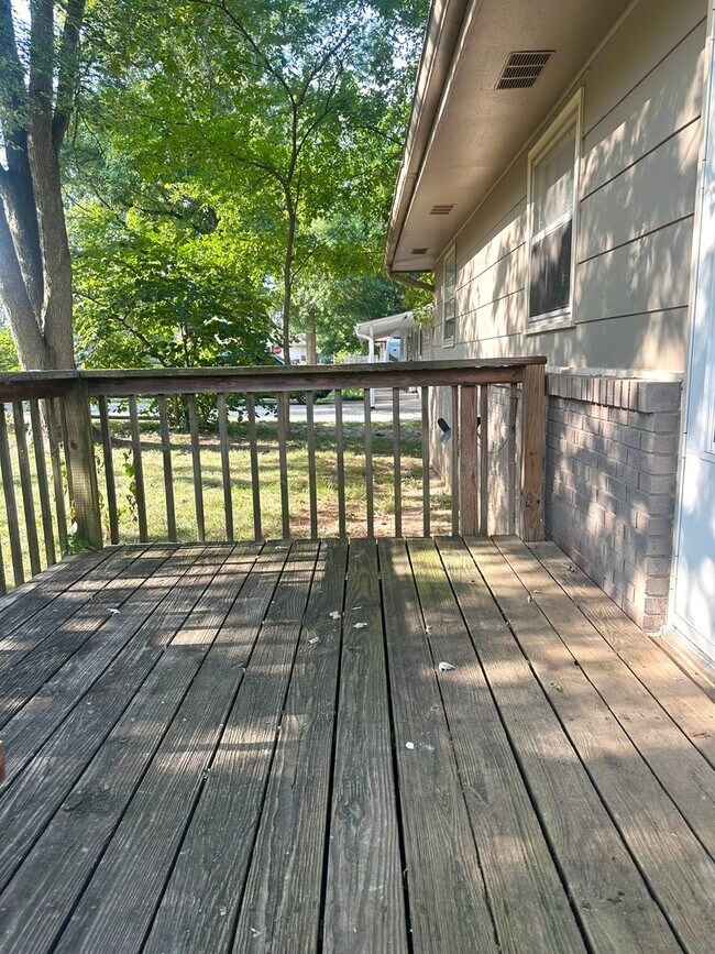 Building Photo - 3 Bedroom Home with Garage and Spacious Fenced Yard!