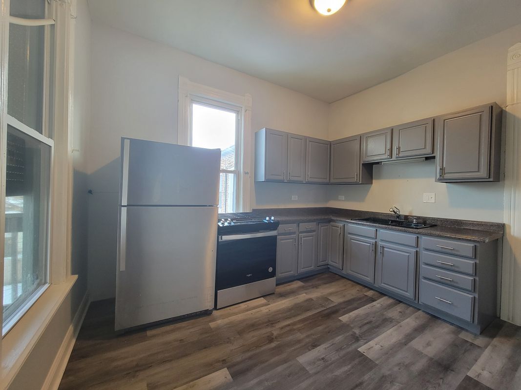 Building Photo - 1302 E 72nd St