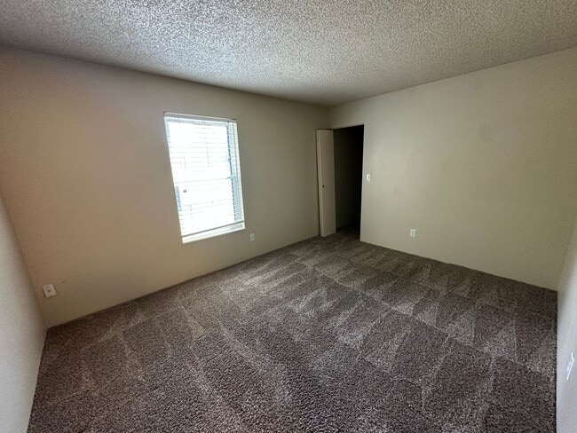 Building Photo - Location! Location! 2-bed 2-bath condo ove...