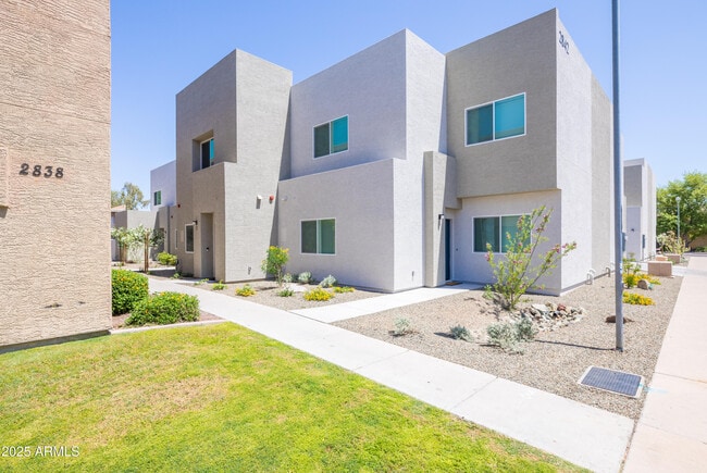 Building Photo - 2842 E Tracy Ln