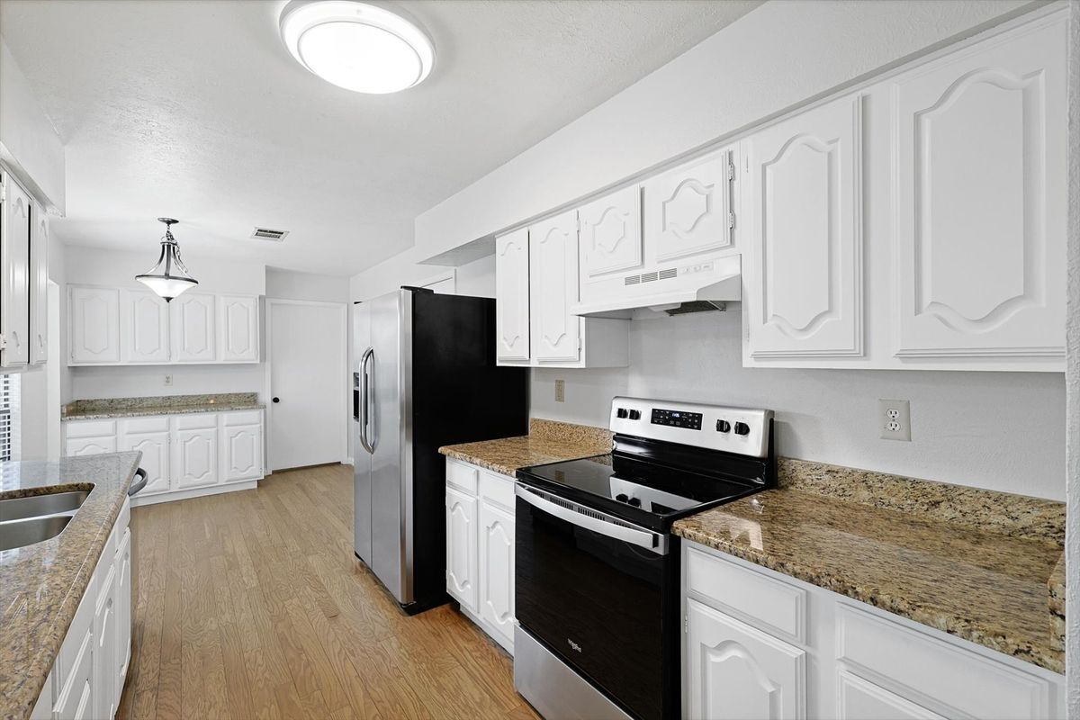 Building Photo - 2825 Windsor Dr