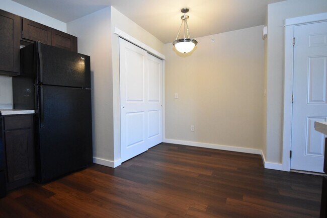 Building Photo - Beautiful Baxter Springs Condo with detach...