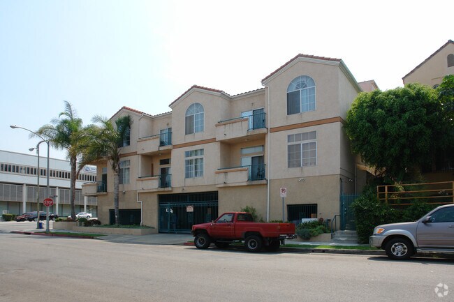 Primary Photo - 2534 Beverly Blvd