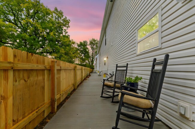 Building Photo - 382 N Franklin St