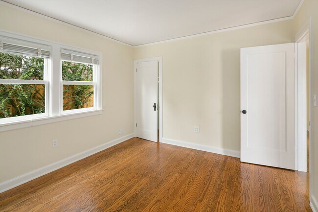 Building Photo - 3bd/2ba Seattle Home