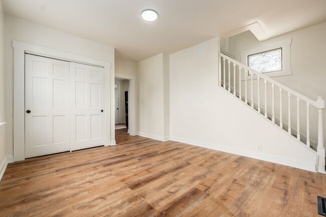 Building Photo - 479 Siebert St