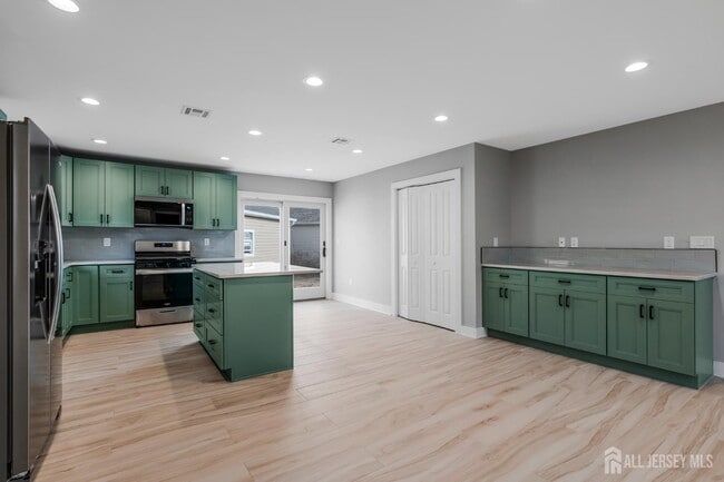 Building Photo - 20 Louis Ave