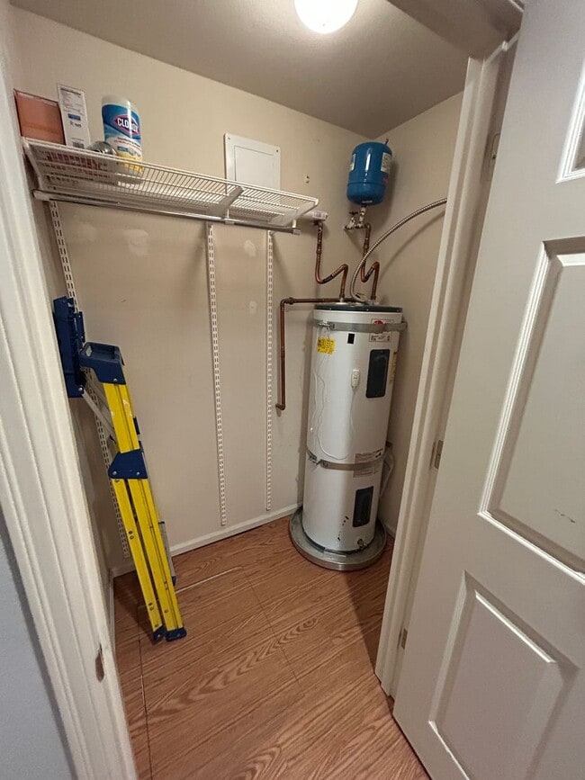 Building Photo - 3 Bed, 2.5 bath Townhome w/1-car garage in Highland Park neighborhood of Renton, $3,150/mo.