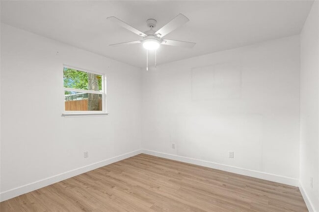 Building Photo - 409 Ave R