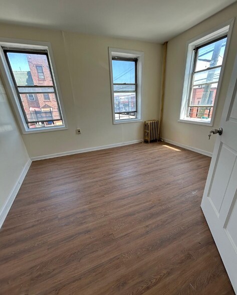 Building Photo - 734 E 43rd St