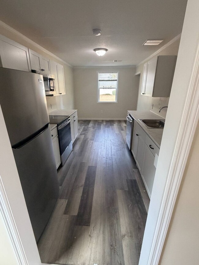 Building Photo - 551 N Lee Ave