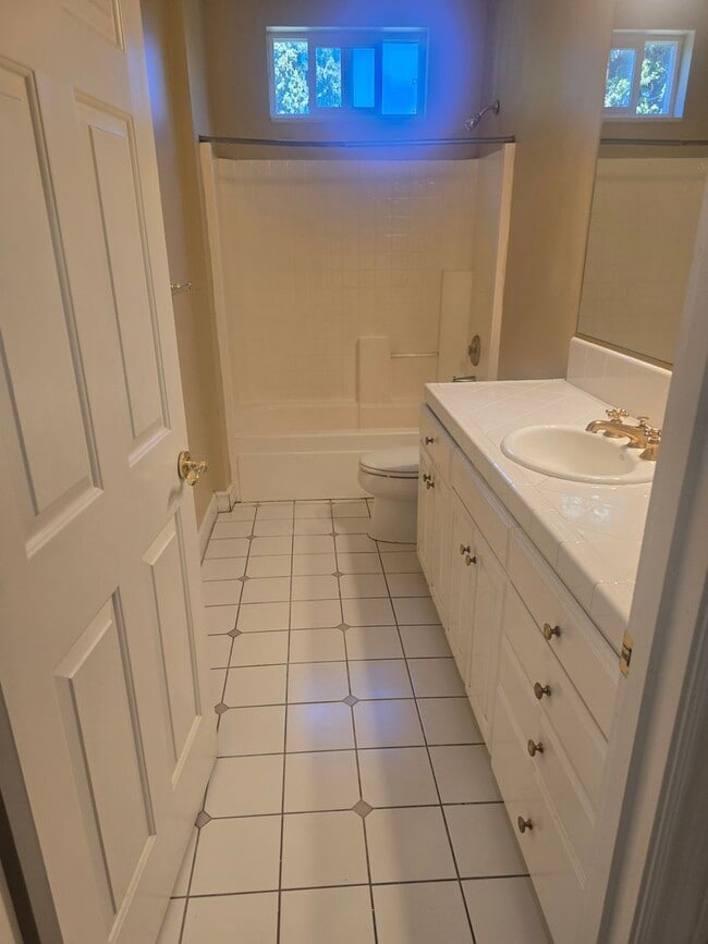 Building Photo - 3 bed 2 bath Home for Rent in Grants Pass