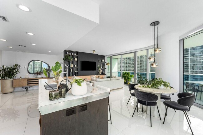 Building Photo - 200 Biscayne Blvd Way