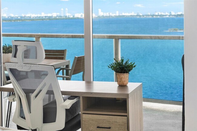 Building Photo - 725 NE 22nd St